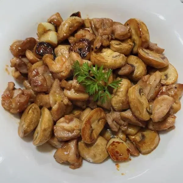 口蘑蒜香鸡腿肉 这口蒜香的味道，小孩都很喜欢吃又下饭。 用料 · 鸡腿（2只） · 蒜（1个） · 口蘑（100克） · 盐（适量） · 酱油（适量） ·